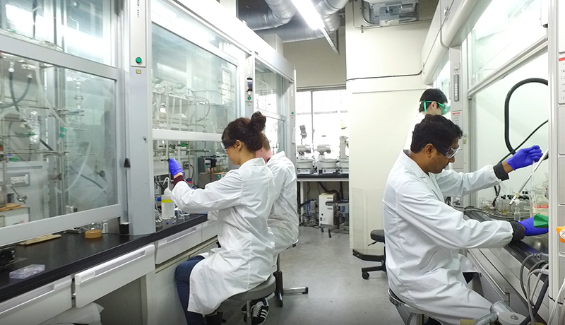 天博综合官方 三角フラスコやピンセットなどが整然と並び、ガラス瓶やマイクロチューブには、何やら液体が入っている